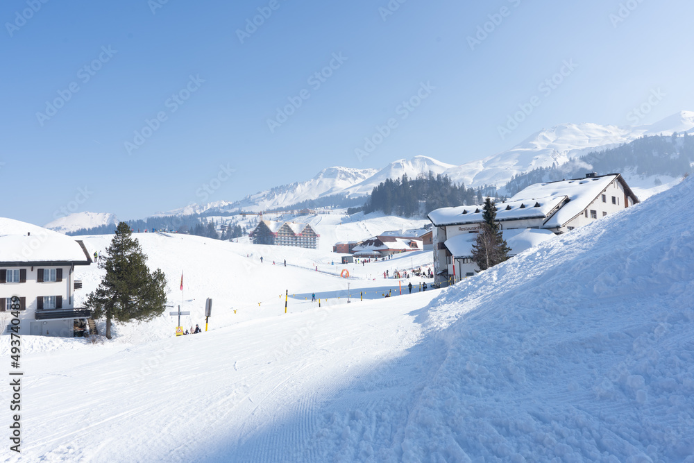 Welcome to high alpine snow capital, Winter in the Saas Valley,
Activities for young and old, snow sports enthusiasts, adventurers, pleasure-seekers and all those who appreciate and love nature.
