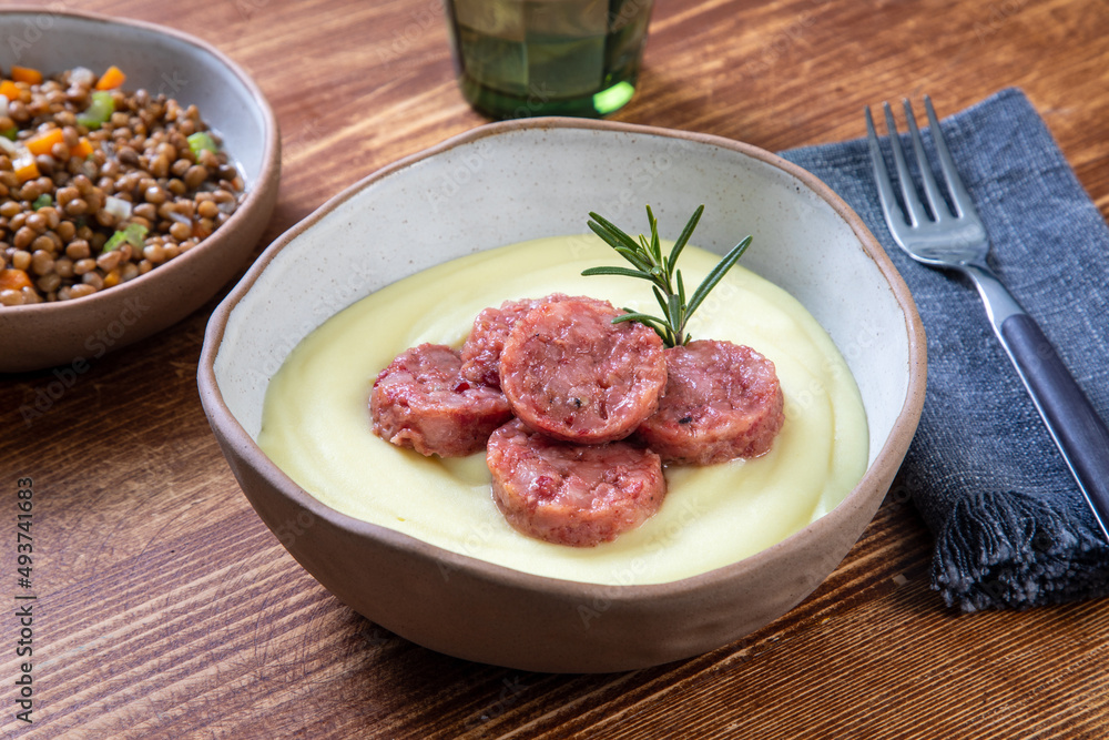 cotechino con piure' di patate cotechino con piure' di patate