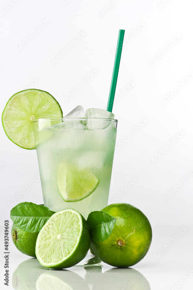 Composição de limonada com limão isolada em fundo branco Composição de limonada com limão isolada em fundo branco