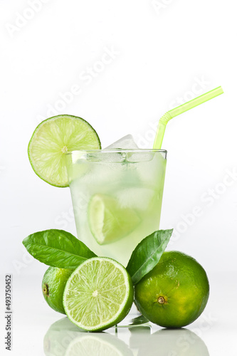 Composição de limonada com limão isolada em fundo branco photo