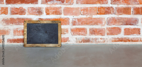 Wallpaper Mural ARDOISE D'ÉCOLE POSÉE SUR UN SOL EN BÉTON CIRÉ Torontodigital.ca