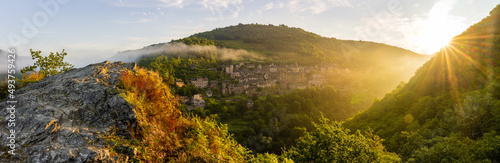 Lumière matinale sur le village de Conques, chemin de Saint-Jacques-de-Compostelle, Aveyron, Occitanie, France