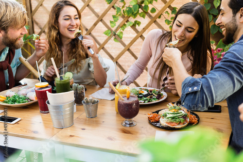 Canvas Print Young friends having fun eating brunch at healthy food restaurant - Focus on rig