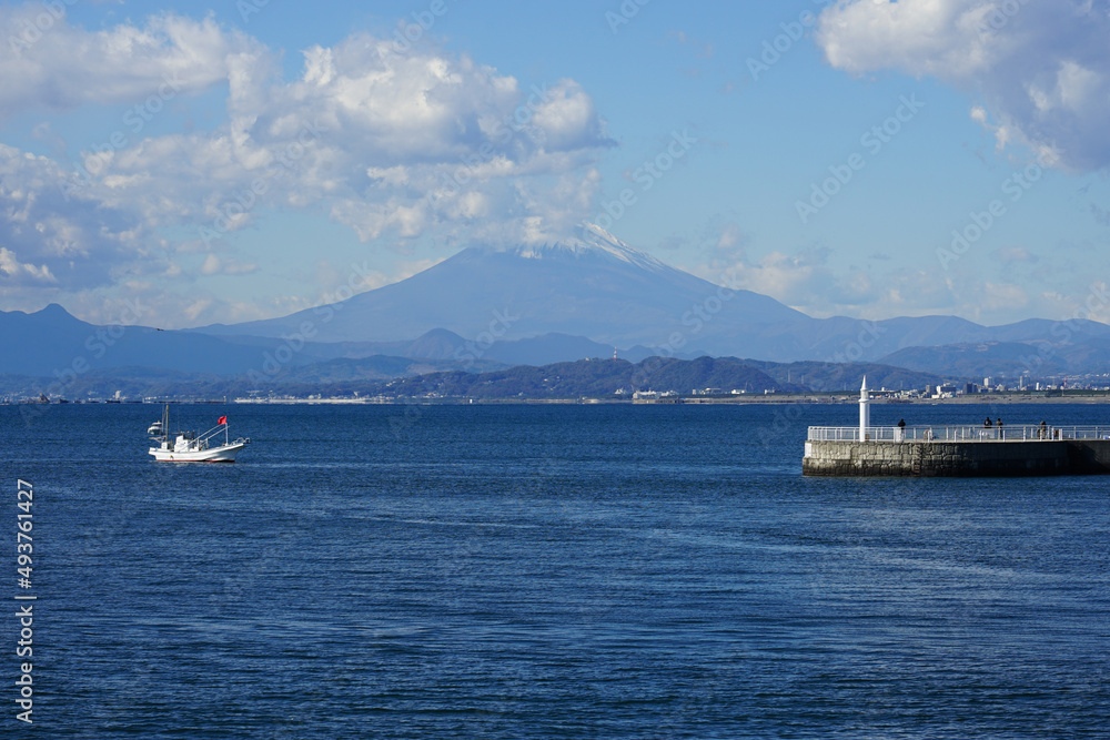 江ノ島片瀬漁港から富士山を望む（神奈川県藤沢市）