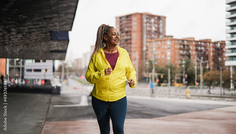 Fototapeta premium senior african woman running outdoor - Focus on face