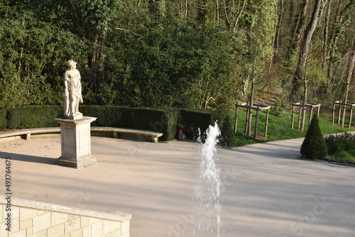 Placette avec statue au parc de Sceaux. France