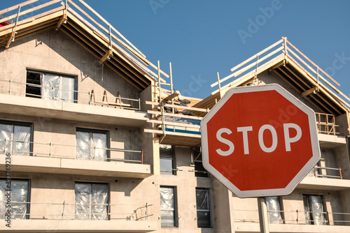 Panneau stop devant une construction photo