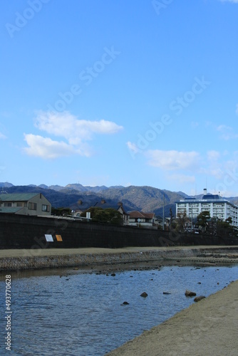日本の街中を流れる川の風景　兵庫県芦屋市芦屋川の松並木 © Hiro