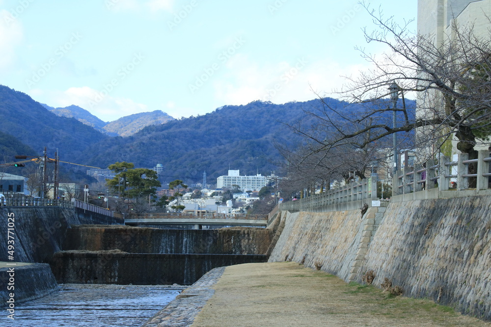 日本の街中を流れる川の風景　兵庫県芦屋市芦屋川
