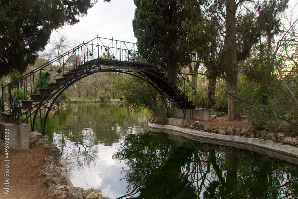 Puente o Bridge en el parque El Capricho, barrio Alameda de Osuna, ciudad de Madrid, pais de España o Spain