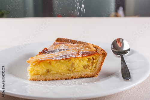 Tableau sur toile Fetta di pastiera napoletana guarnita con zucchero a velo servita in un ristoran