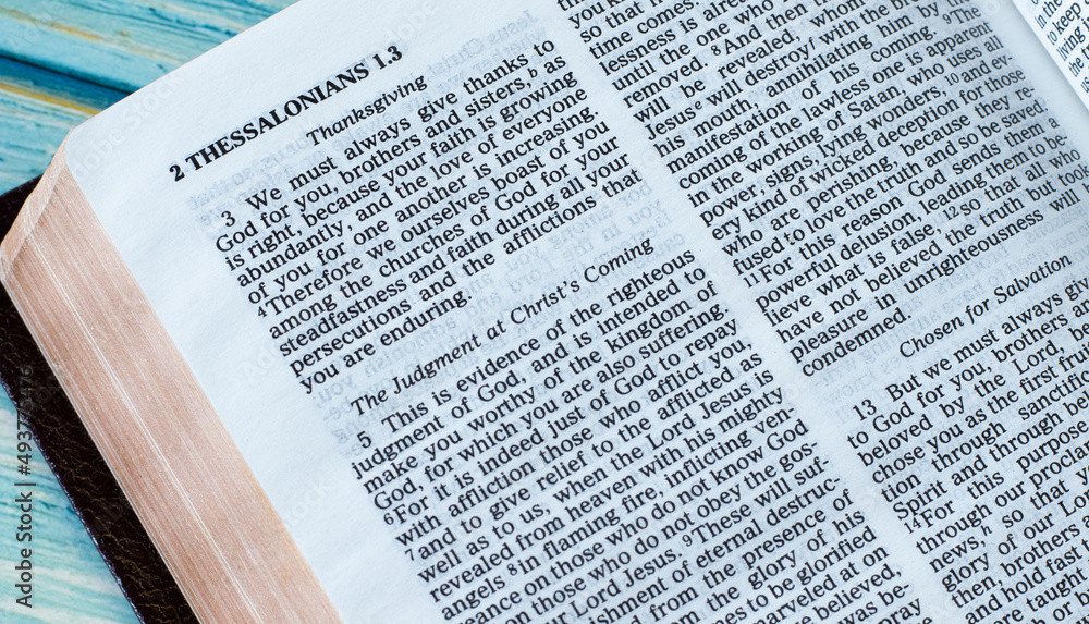 Obraz premium The judgment of Jesus Christ second coming passage in an open Holy Bible Book on a wooden table. The Christian biblical concept of God as a Righteous Judge. A closeup.
