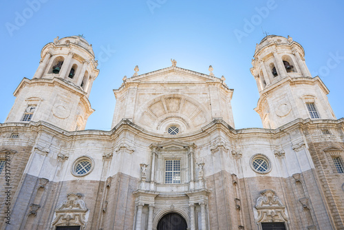Fassade der imposanten Kathedrale von Cadiz, Spanien