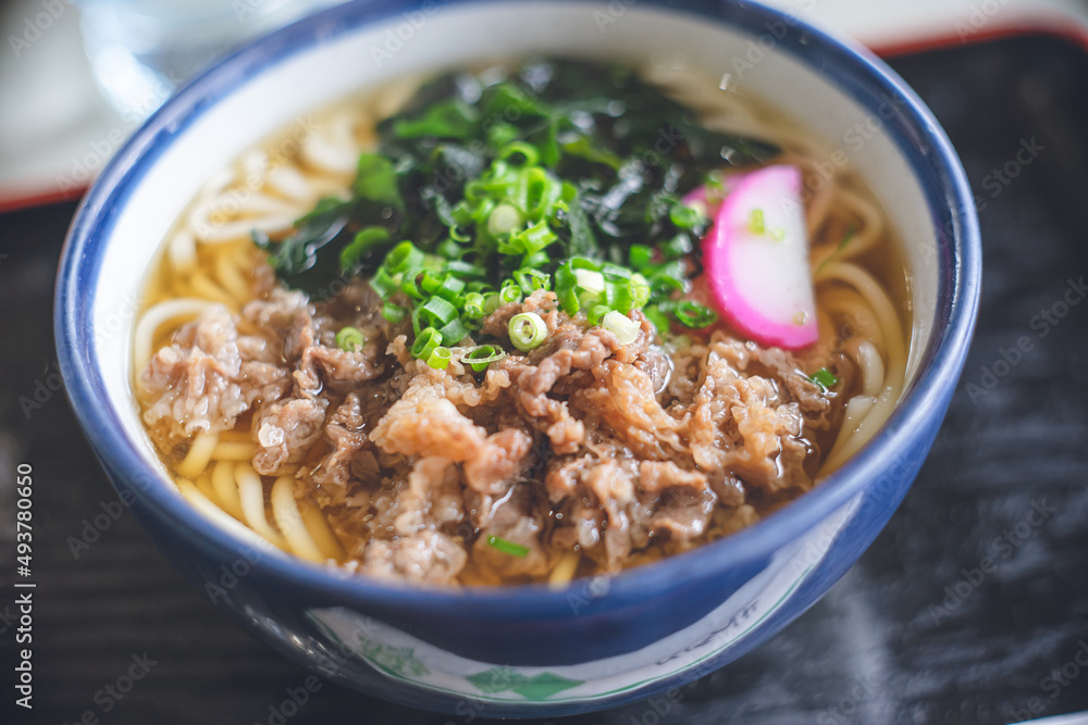 長崎県五島列島福江島 名物の郷土料理 素麺のような食感の五島うどんの肉うどん 長崎県五島列島福江島 名物の郷土料理 素麺のような食感の五島うどんの肉うどん