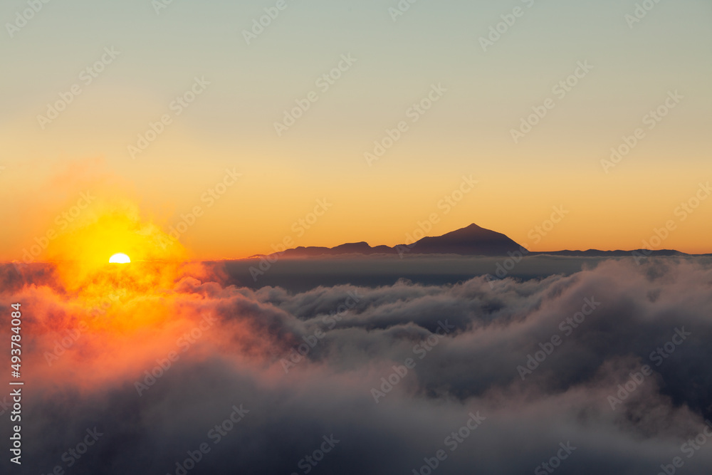 Sonnenuntergang. Standort Gebirge auf Gran Canaria mit Blick nach Teneriffa zum Pico del Teide.