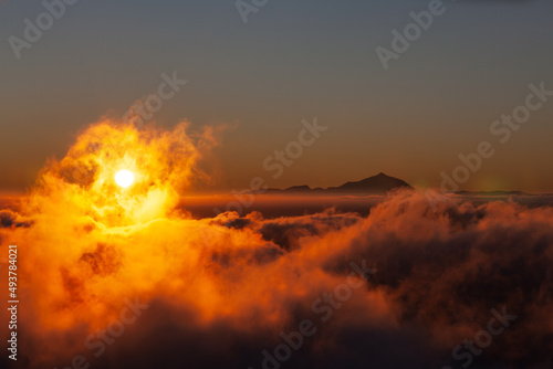 Sonnenuntergang. Standort Gebirge auf Gran Canaria mit Blick nach Teneriffa zum Pico del Teide.