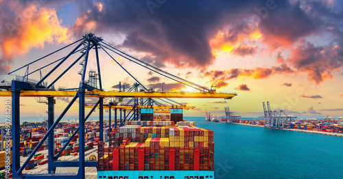 Foto Panorama of cargo ship and cargo container in harbor.