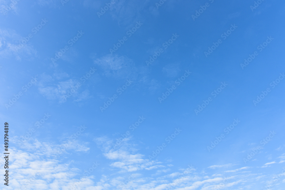 Obraz premium Blue sky and white clouds for background