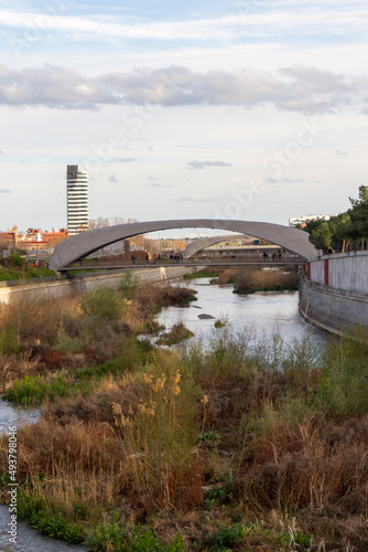 Puente y Rascacielos sobre el Rio Manzanares en el Matadero, Madrid Rio, barrio de Legazpi, ciudad de Madrid, pais de España o Spain © Alvaro Martin