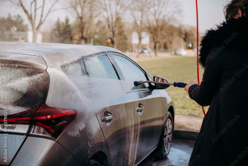 Obraz na płótnie Mycie auta na myjni samoobsługowej w salonie