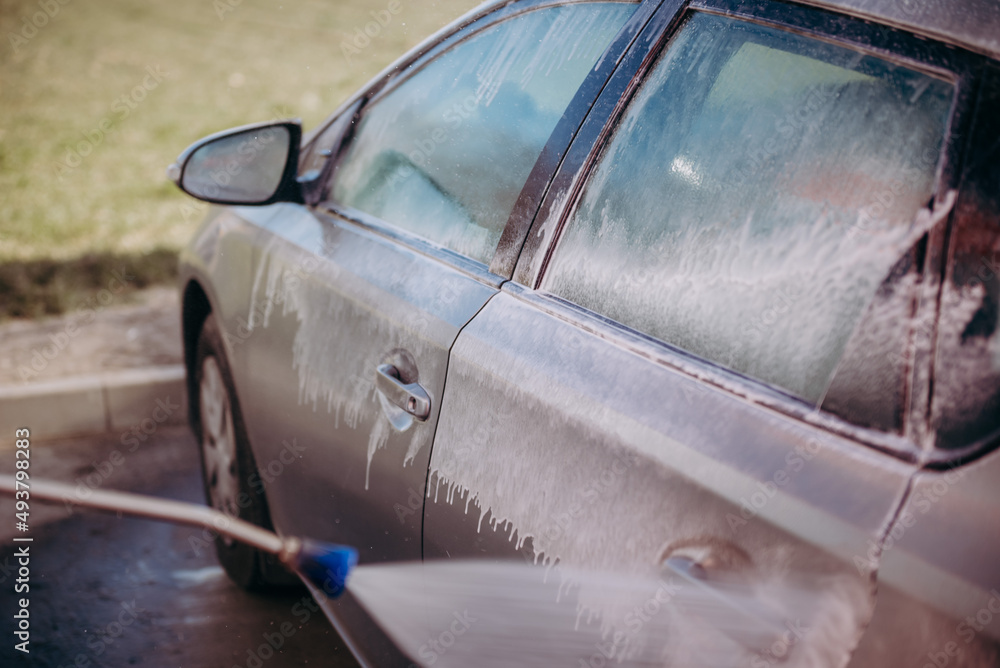 Obraz na płótnie Mycie auta na myjni samoobsługowej w salonie