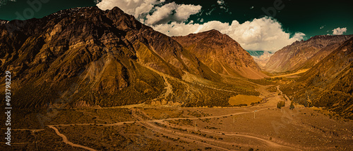 Montañas aridas con nubes y cielo contrastados. © Cristian