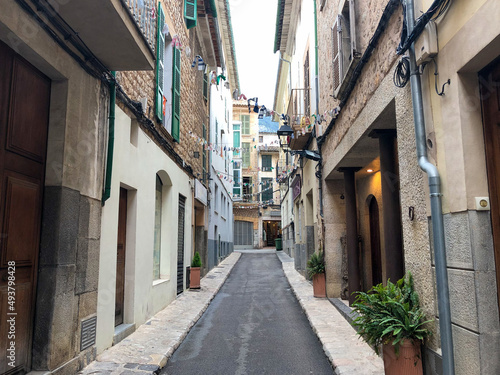 Narrow street in the old town of Sóller in Mallorca © Veronika