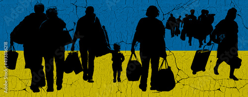 Photo Silhouette of refugees from Ukraine against the texture of the Ukrainian flag