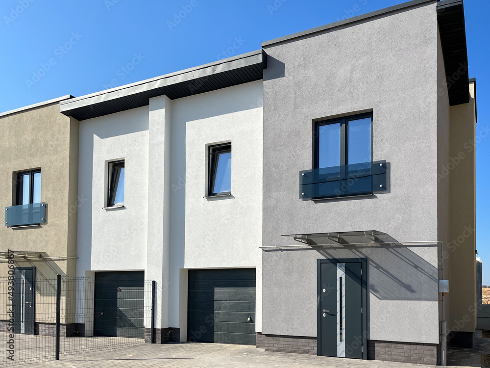 Fototapeta premium Exterior view of a modern townhouse. The concept of outdoor buildings of multi-apartment residential townhouses