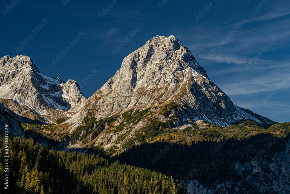 Obraz premium Alpiner Bergblick im morgendlichen Licht an einem sonnigen Tag im Herbst nahe dem Seebensee in Tirol, Österreich mit Blick auf die Sonnenspitze und dem Drachenkopf