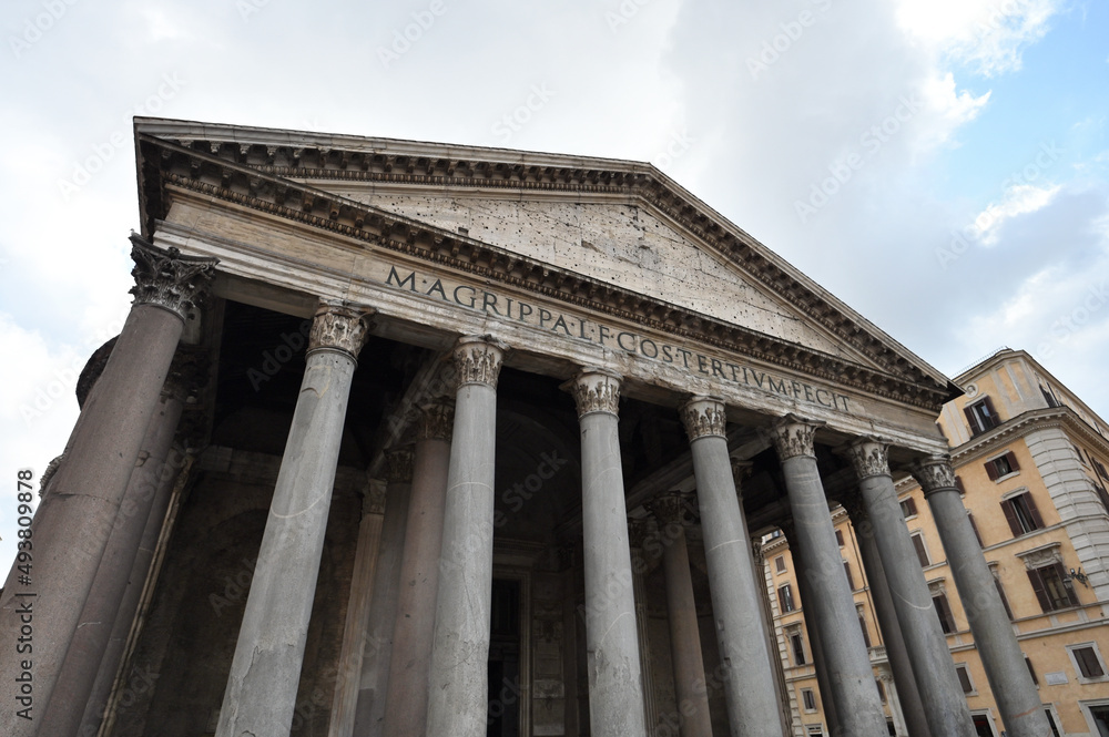 Pantheon facade in Rom