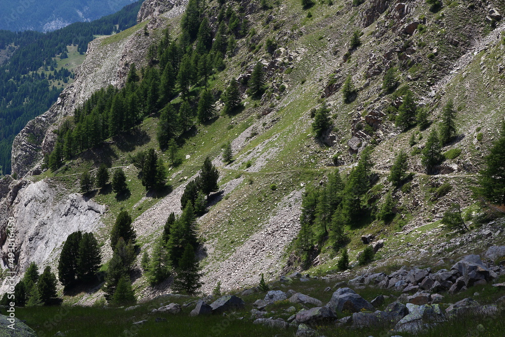 View of the dizzying THV trail near L'Encombrette in the Mercantour Park on a July afternoon (Haut Verdon, Alpes-de-Haute-Provence, France)