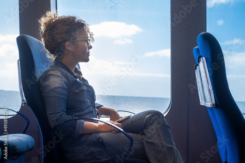Foto One woman traveling alone inside a ferry cruise with ocean and blue sky view