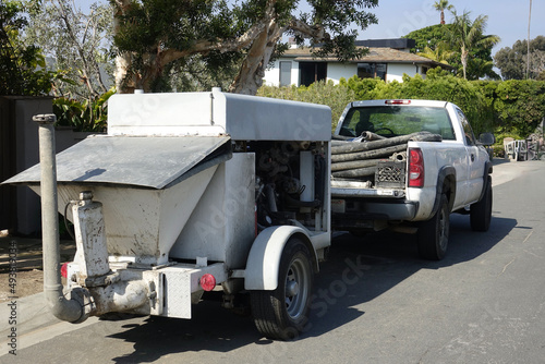 Quadro em tela concrete pumper towed by a pick up truck