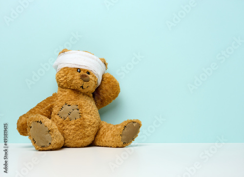 Konstfotografi children's toy teddy bear sits with a bandaged head