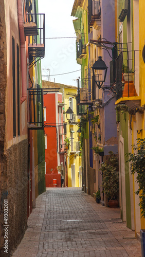 Típicas y coloridas fachadas de la poblacion de Villajoyosa en Alicante en España