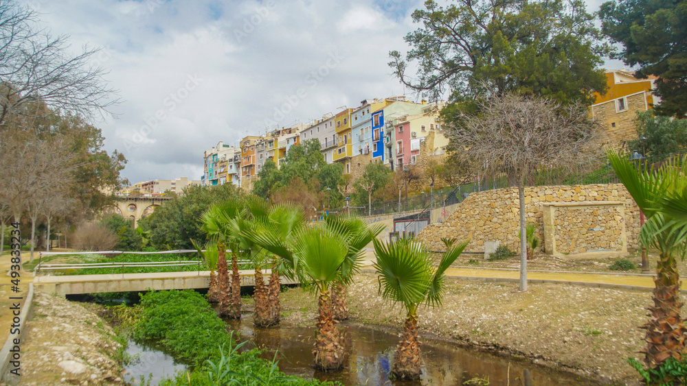 Fachadas de colores de Villajoyosa en Alicante , Costa Blanca, España, frente al cauce del rio junto a la playa