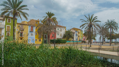 Fachadas de colores de Villajoyosa en Alicante , Costa Blanca, España, frente al cauce del rio junto a la playa © Tonikko