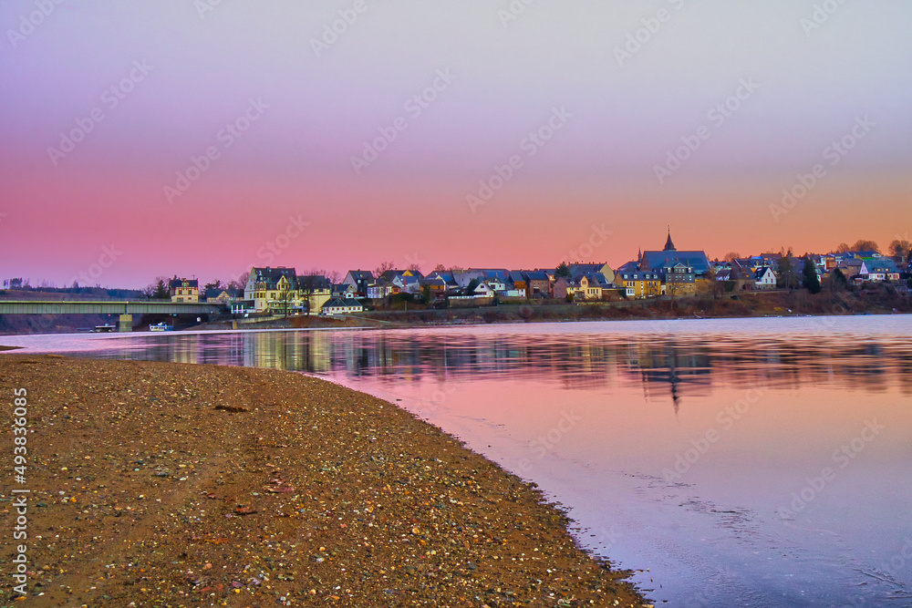 Blick auf Saalburg in Thüringen mit Brücke, Bleichlochtalsperre, Morgenrot