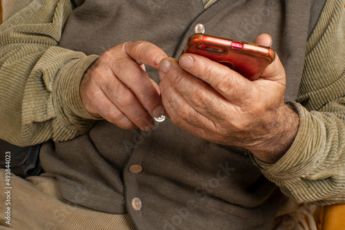 Hombre senior utilizando un movil, concepto de la brecha digital en personas de la tercera edad photo