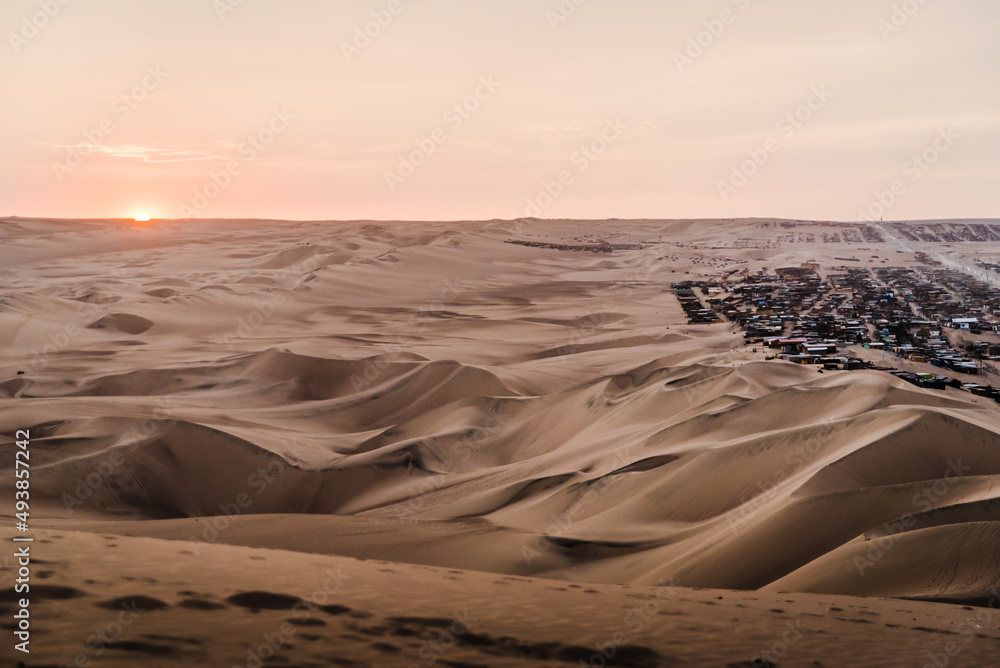 Φωτογραφία The meeting point between the sand dunes and the city of Ica, Peru
