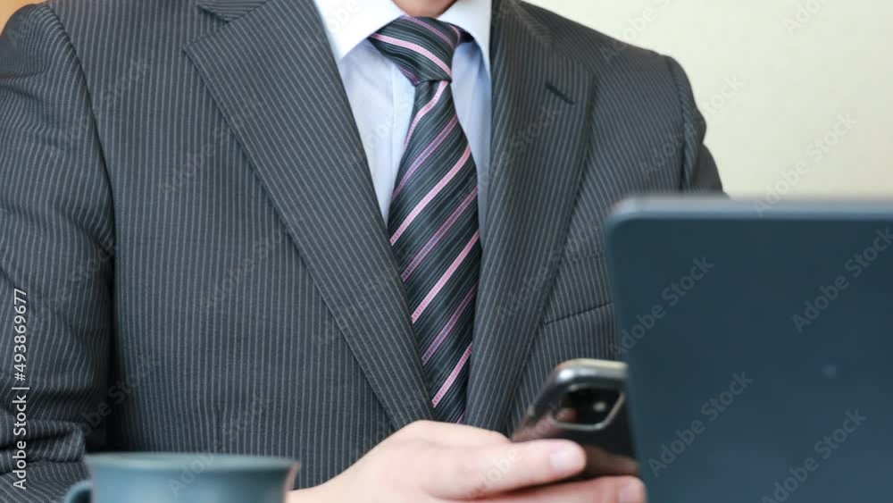 自宅でリモートワークしている男性 自宅でリモートワークしている男性