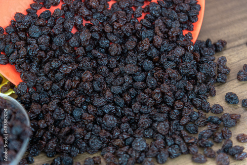 Dried black raisins