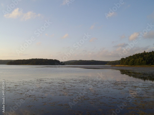 Blick   ber malerischen See in Schweden