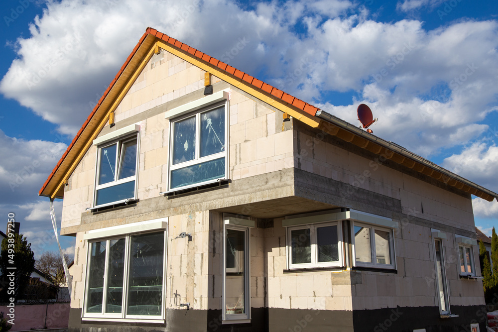 Einfamilienhaus im Bau. Der Rohbau ist bereits fertig Einfamilienhaus im Bau. Der Rohbau ist bereits fertig
