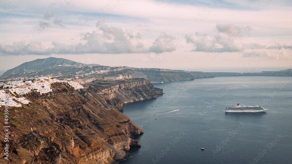 Fähre vor Santorin in Griechenland mit Blick über die Vulkaninsel Fähre vor Santorin in Griechenland mit Blick über die Vulkaninsel