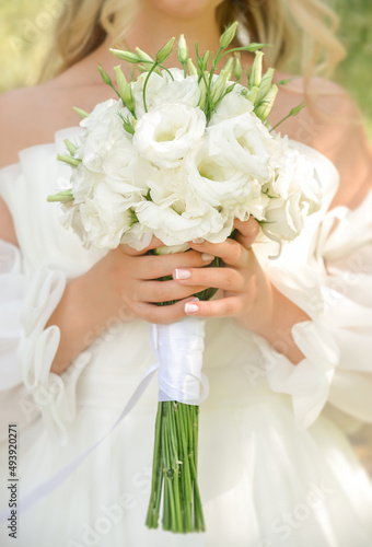 bride holding bouquet