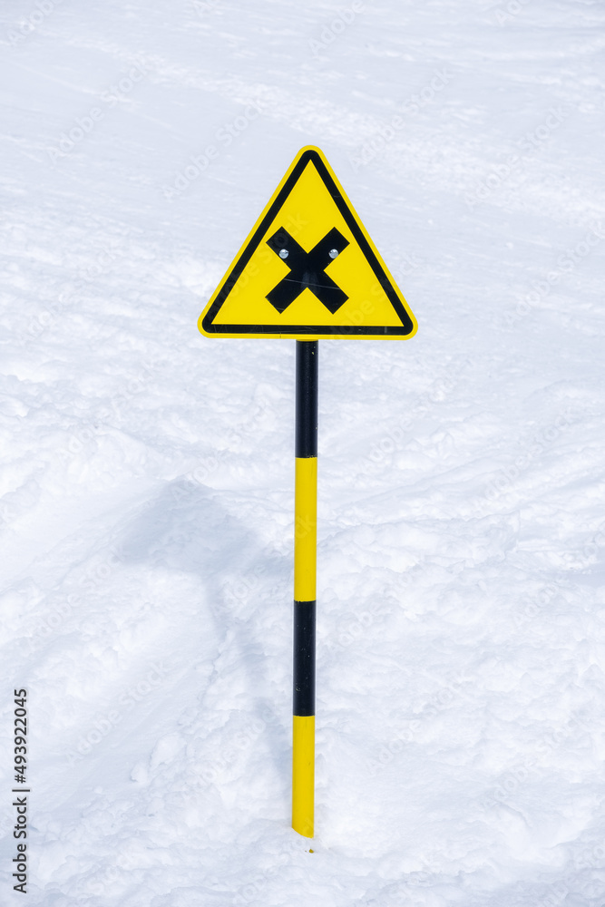 Un panneau d'intersection de piste de ski à la montagne dans les Alpes Un panneau d'intersection de piste de ski à la montagne dans les Alpes