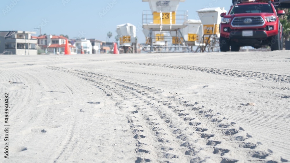 Φωτογραφία Lifeguard pickup truck, life guard station or hut, California ocean beach USA