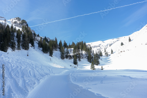 Welcome to high alpine snow capital, Winter in the Saas Valley, Activities for young and old, snow sports enthusiasts, adventurers, pleasure-seekers and all those who appreciate and love nature! The f